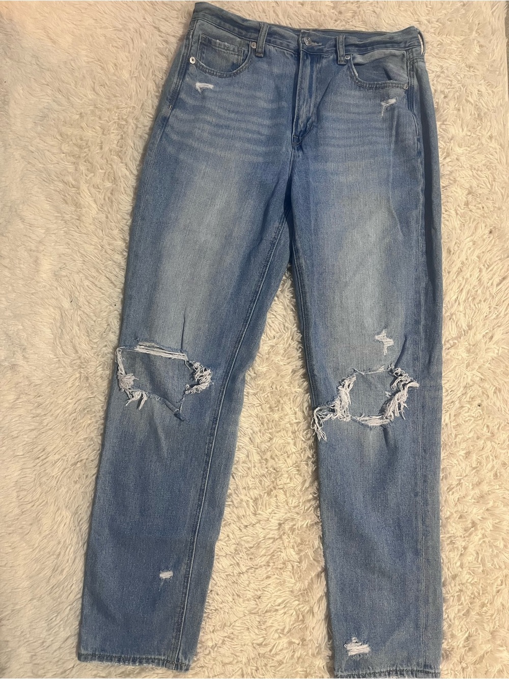 Women’s American Eagle Boyfriend Jeans in Light Blue with Distressed Knees 8L